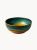 Okrągła ceramiczna miska z błyszczącym szkliwem reaktywnym, tworzącym gradient głębokiego morskiego błękitu, turkusu oraz miodowo-bursztynowego środka.