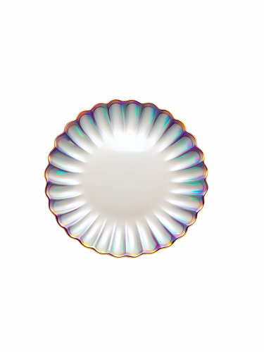 Widok z góry na okrągły talerz z plisowanym, falowanym brzegiem o iryzującym, tęczowym połysku i złotym rancie.