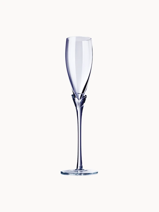 Elegancki kieliszek do szampana, osadzony na  wysokiej  nóżce.
